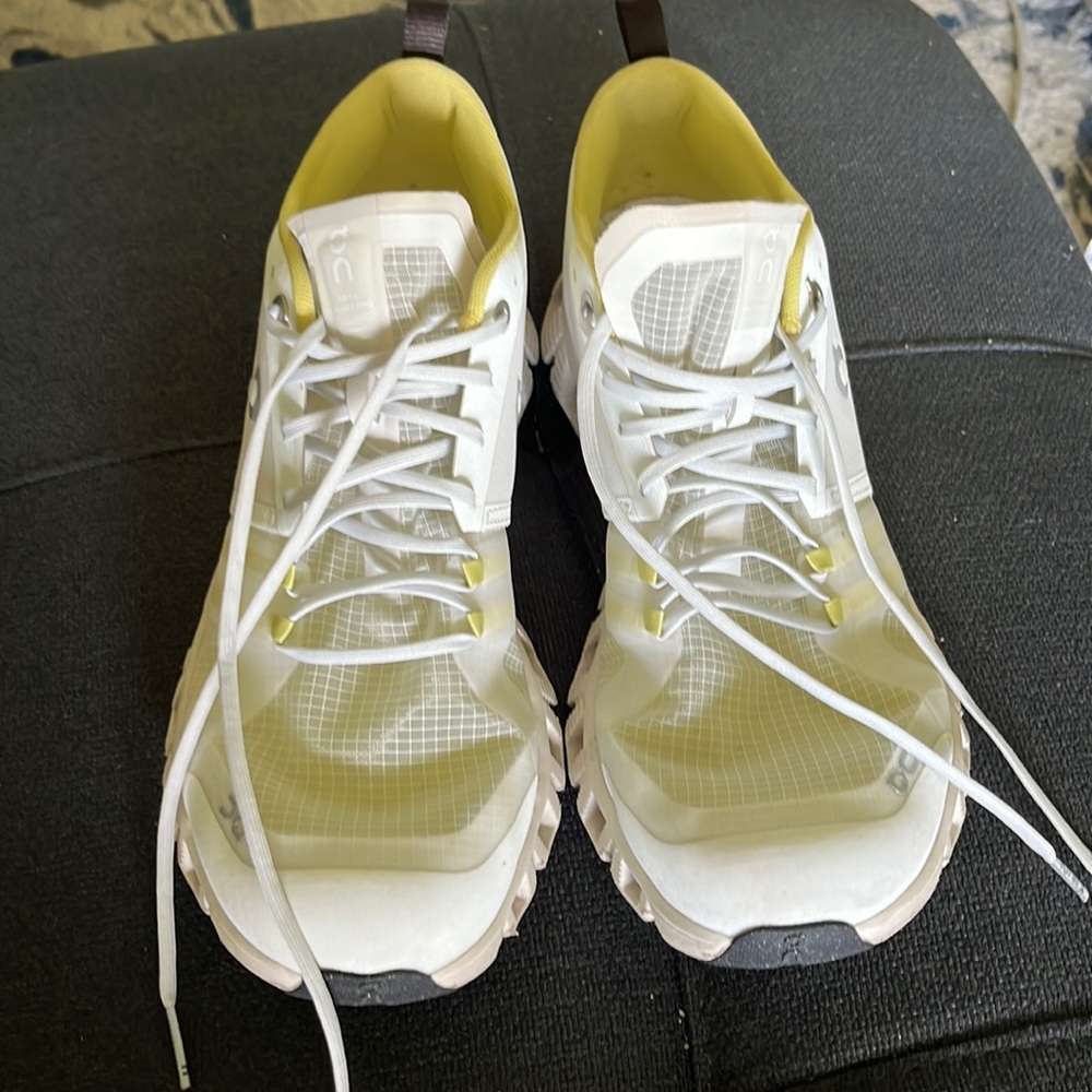 On Cloud 9.5 White and Yellow Running shoe